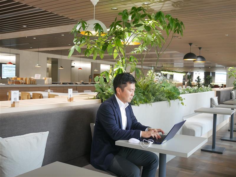 オフィスでパソコン作業をする設備設計 信藤邦太。