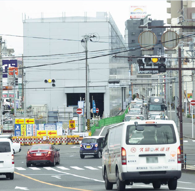 中洲通りの中央分離帯の細長いスペースに建てられた防音ハウス