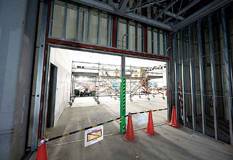 工場棟に入居する各社の部屋の入り口は、大開口の全面ガラス扉が入る予定だ